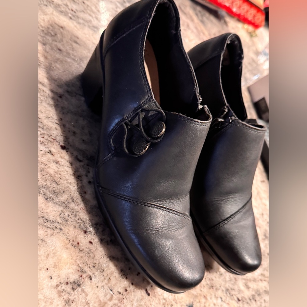 Clark’s Elegant Black Women's heel Shoes size 6.5
